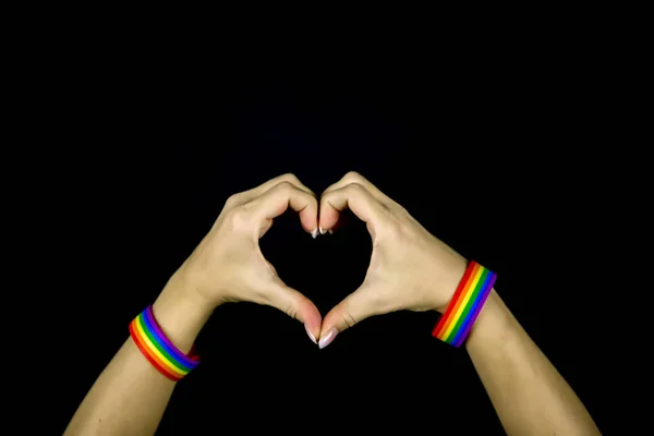 Frauenhände Mit Lgbt Bunten Regenbogenflaggen Armbändern Herzform Auf Dunklem Hintergrund — Stockfoto