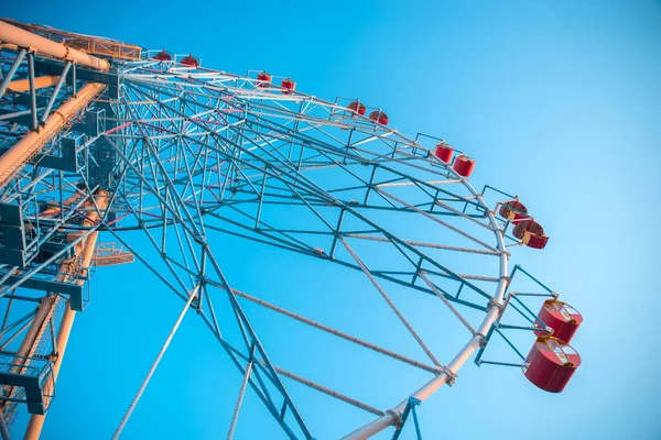 Revisión Rueda Con Cabinas Rojas Cielo Azul —  Fotos de Stock