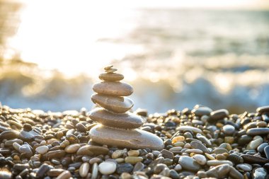 BEACH Kıyı 'sında piramit taşları dengeleniyor. Nesne odaklandı, arkaplan bulanıklaştı