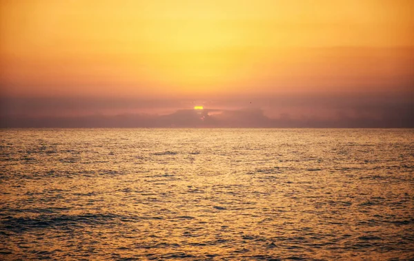 Kleurrijke Zonsondergang Boven Zee Met Wolken Natuurlijke Achtergrond — Stockfoto