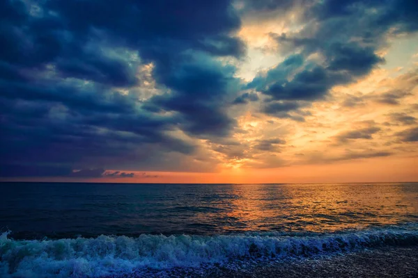 Tramonto Colorato Sul Mare Con Nuvole Sfondo Naturale — Foto Stock