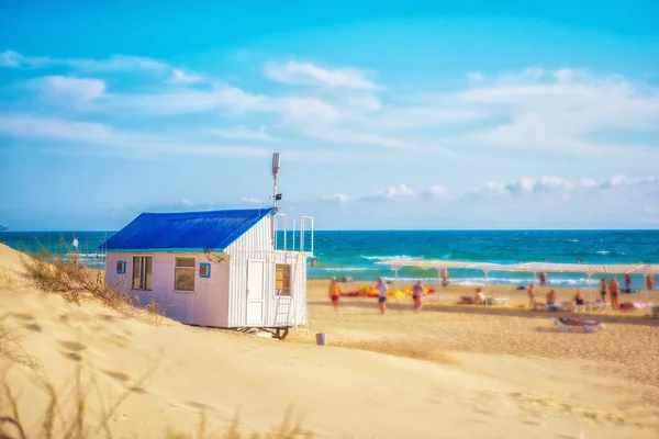 Casa Sulla Spiaggia Bianca Estiva Con Tetto Blu Sulla Spiaggia — Foto Stock