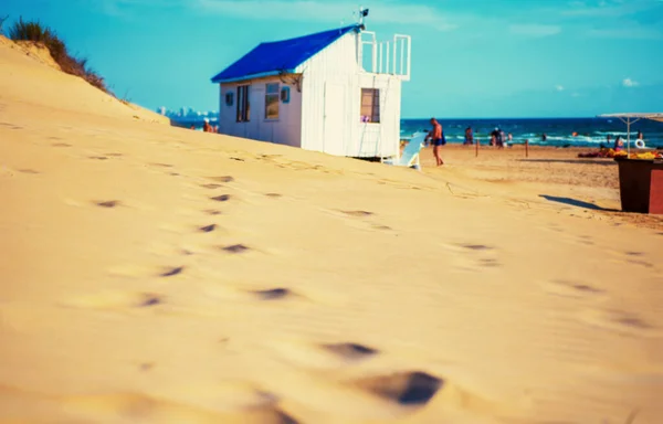 Дорога Вдоль Песчаного Пляжа Размытому Фокуса Белому Летнему Пляжному Дому Стоковое Изображение
