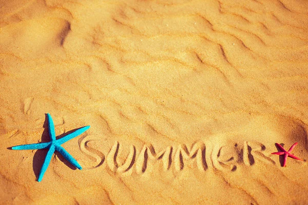 夏天的背景在沙滩上写夏天的信 — 图库照片