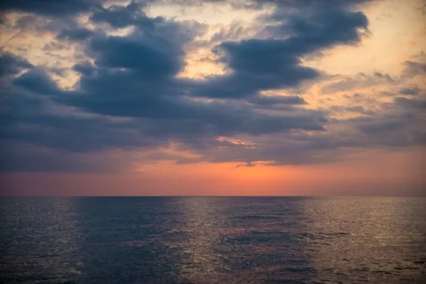 美丽的落日 云彩笼罩大海 — 图库照片