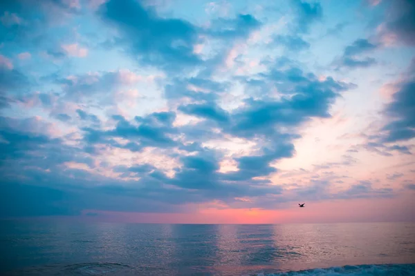 Belo Pôr Sol Com Nuvens Sobre Mar — Fotografia de Stock