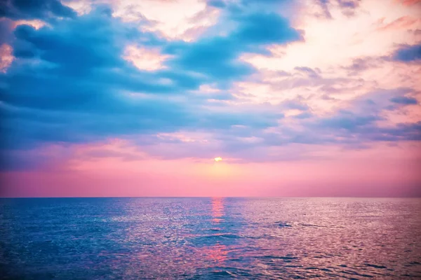 Güzel Gün Batımı Denizin Üzerinde Bulutlar — Stok fotoğraf