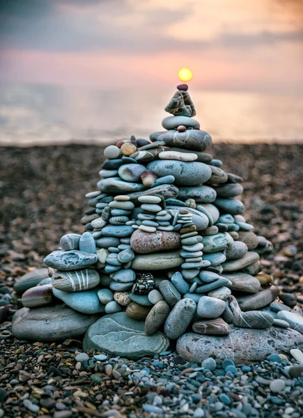 Steinpyramide Strand Bei Sonnenuntergang Wunderschöne Meereslandschaft Ruhe Und Badeurlaubskonzept Bannerpanoramablick — Stockfoto