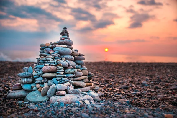 Pyramida Kamení Pláži Při Západu Slunce Krásné Moře Odpočinek Moře — Stock fotografie