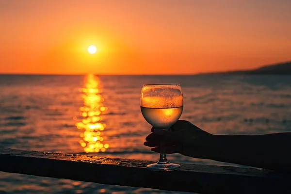 Bir Kadın Elinde Bir Bardak Beyaz Şarap Arka Planda Deniz — Stok fotoğraf