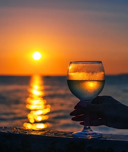 Bir Kadın Elinde Bir Bardak Beyaz Şarap Arka Planda Deniz — Stok fotoğraf