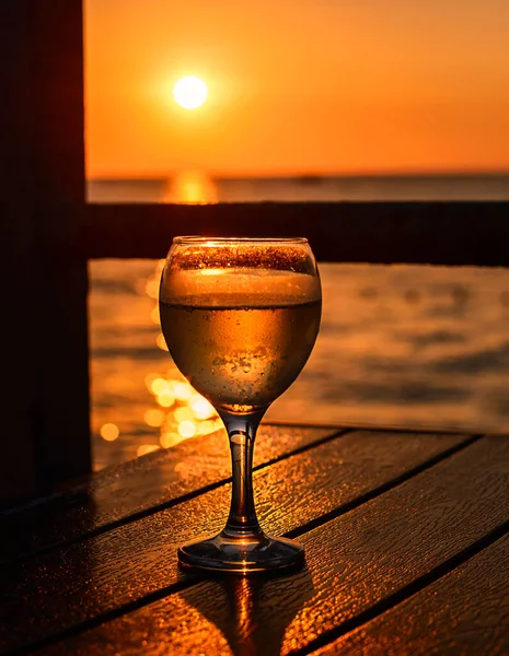 Yaz Günbatımının Romantik Arka Planında Deniz Kenarındaki Bir Kafede Bir — Stok fotoğraf