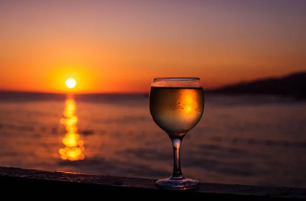 Gün Batımının Arka Planında Bir Bardak Beyaz Şarap Denizde Güzel — Stok fotoğraf