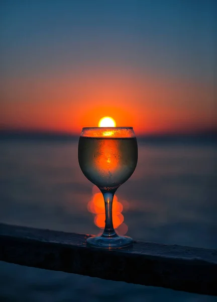 Ett Glas Vitt Vin Där Solen Går Ner Stranden Vid — Stockfoto