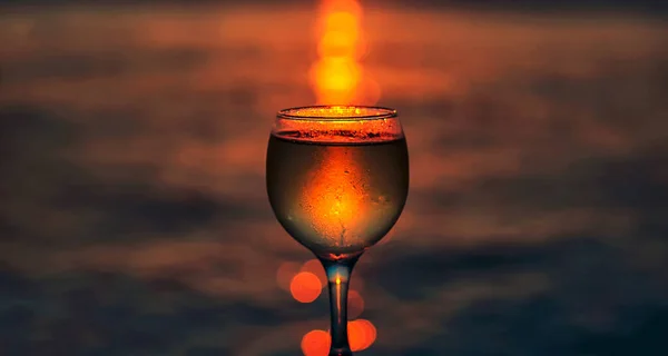 Copo Vinho Branco Que Sol Põe Praia Pôr Sol Colorido — Fotografia de Stock