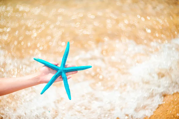 Estrela Mar Azul Mão Contra Fundo Salpicos Mar Fundo Verão — Fotografia de Stock