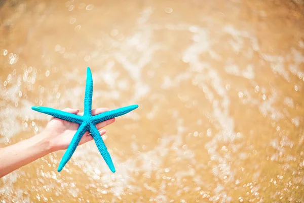 Mavi Denizyıldızı Ele Tutuşmuş Arka Planda Deniz Sıçramaları Var Yaz — Stok fotoğraf