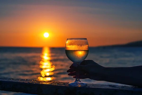 Bir Kadın Elinde Bir Bardak Beyaz Şarap Arka Planda Deniz — Stok fotoğraf