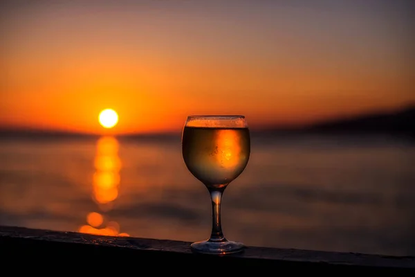 Copo Vinho Branco Que Sol Põe Praia Pôr Sol Colorido — Fotografia de Stock