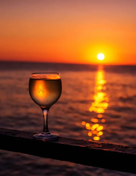 Güneşin Renkli Bir Günbatımında Kumsalda Battığı Bir Bardak Beyaz Şarap — Stok fotoğraf