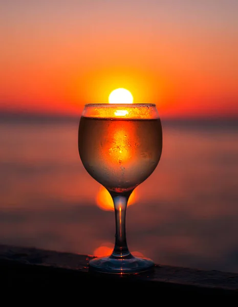 Güneşin Renkli Bir Günbatımında Kumsalda Battığı Bir Bardak Beyaz Şarap — Stok fotoğraf