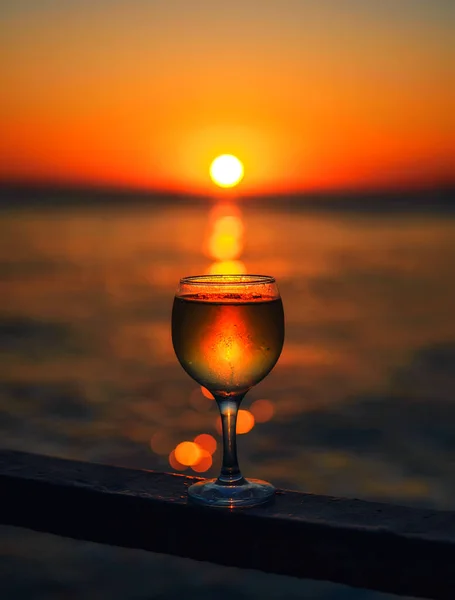 Bicchiere Vino Bianco Cui Sole Tramonta Sulla Spiaggia Tramonto Colorato — Foto Stock