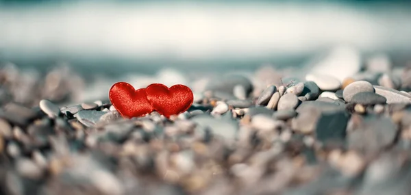 Twee Rode Harten Stenen Een Wazige Achtergrond Aan Kust Liefdessymbool — Stockfoto