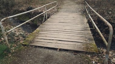 Paslı korkuluklu eski ahşap köprü