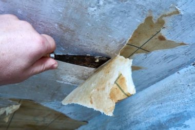 Tavandan eski duvar kağıtlarını elle sökmek, bir spatula, onarım, hazırlık, kendin yap.