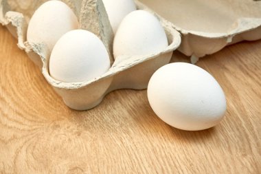 Masadaki karton kutuda çiğ tavuk yumurtası..