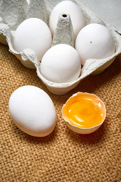 Свежие Сырые Куриные Яйца Картонной Коробке Фоне Мешковины — стоковое фото
