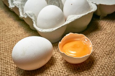 Çuval bezinde karton bir kutuda taze çiğ tavuk yumurtası.