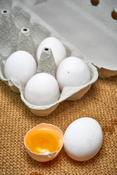 Huevos Pollo Crudos Frescos Una Caja Cartón Sobre Fondo Arpillera —  Fotos de Stock