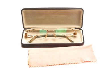 Hafif arkaplanda altın çerçeveli gözlük