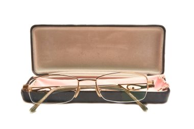 Hafif arkaplanda altın çerçeveli gözlük