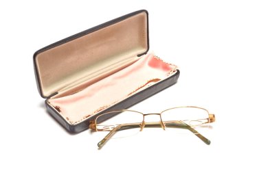 Hafif arkaplanda altın çerçeveli gözlük