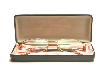 Hafif arkaplanda bir çantada gözlük.