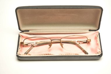 Hafif arkaplanda bir çantada gözlük.