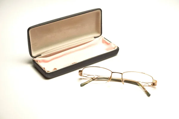 Bril in een koffer op een lichte ondergrond. — Stockfoto