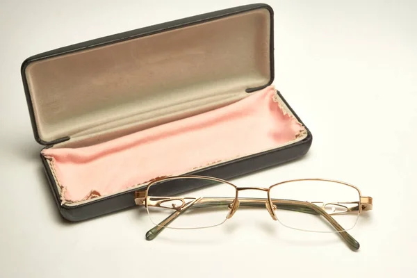 Las gafas en la caja sobre el fondo claro. — Foto de Stock