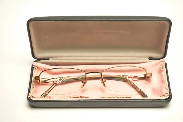 Las gafas en la caja sobre el fondo claro. — Foto de Stock