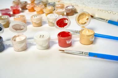 Sayılarla resim yapmak için boya, fırça ve tuval seti. Hobiler ve boş vakitler. Evde çizim