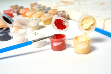 Sayılarla resim yapmak için boya, fırça ve tuval seti. Hobiler ve boş vakitler. Evde çizim