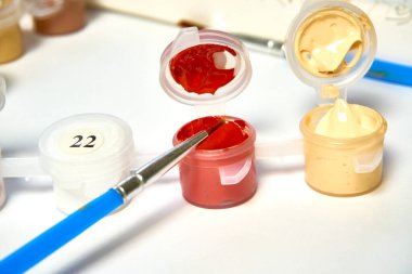 Tablo ya da mukavva üzerindeki numaralara göre renklendirme için numaralandırılmış boya kapları