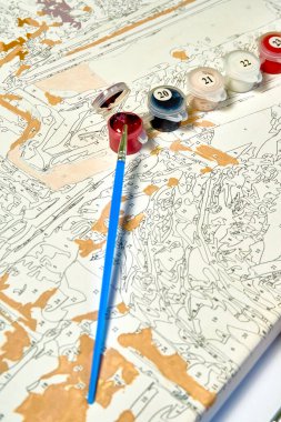 Tablo ya da mukavva üzerindeki numaralara göre renklendirme için numaralandırılmış boya kapları