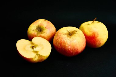Siyah arka planda taze doğal lezzetli elmalar.