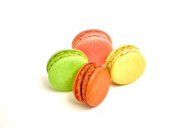 Beyaz arka planda lezzetli, renkli badem kurabiyeleri..