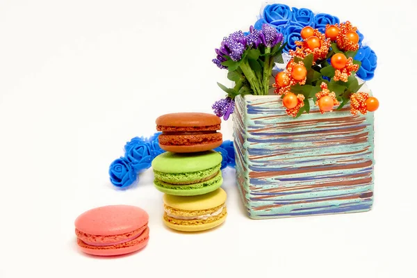 Composition Sweet Tasty Macaroons Vase Flowers White Background — Stock Photo, Image