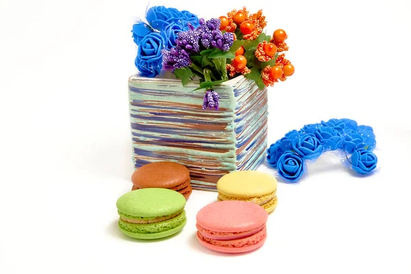 Composition Avec Des Macarons Sucrés Savoureux Vase Avec Des Fleurs — Photo