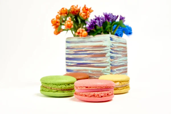 Composition Avec Des Macarons Sucrés Savoureux Vase Avec Des Fleurs — Photo
